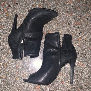 Betsey Johnson Womens Black Leather Textured Heeled Ankle Boots Booties